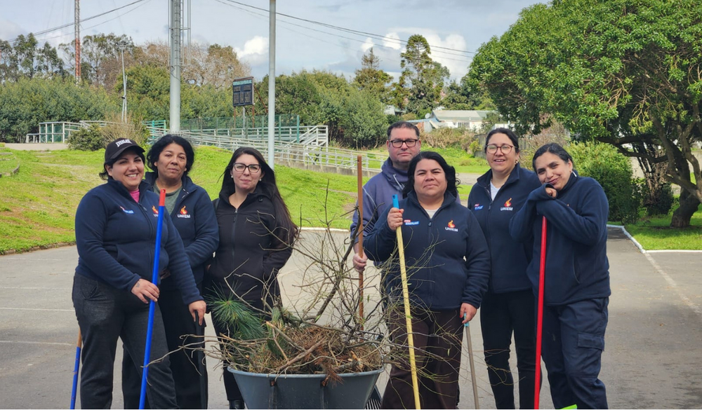 Voluntarios Uniem en labores de aseo comunitario