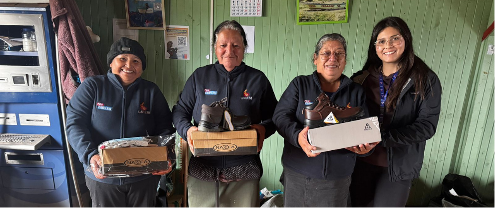 Entrega de ayuda material a la comunidad